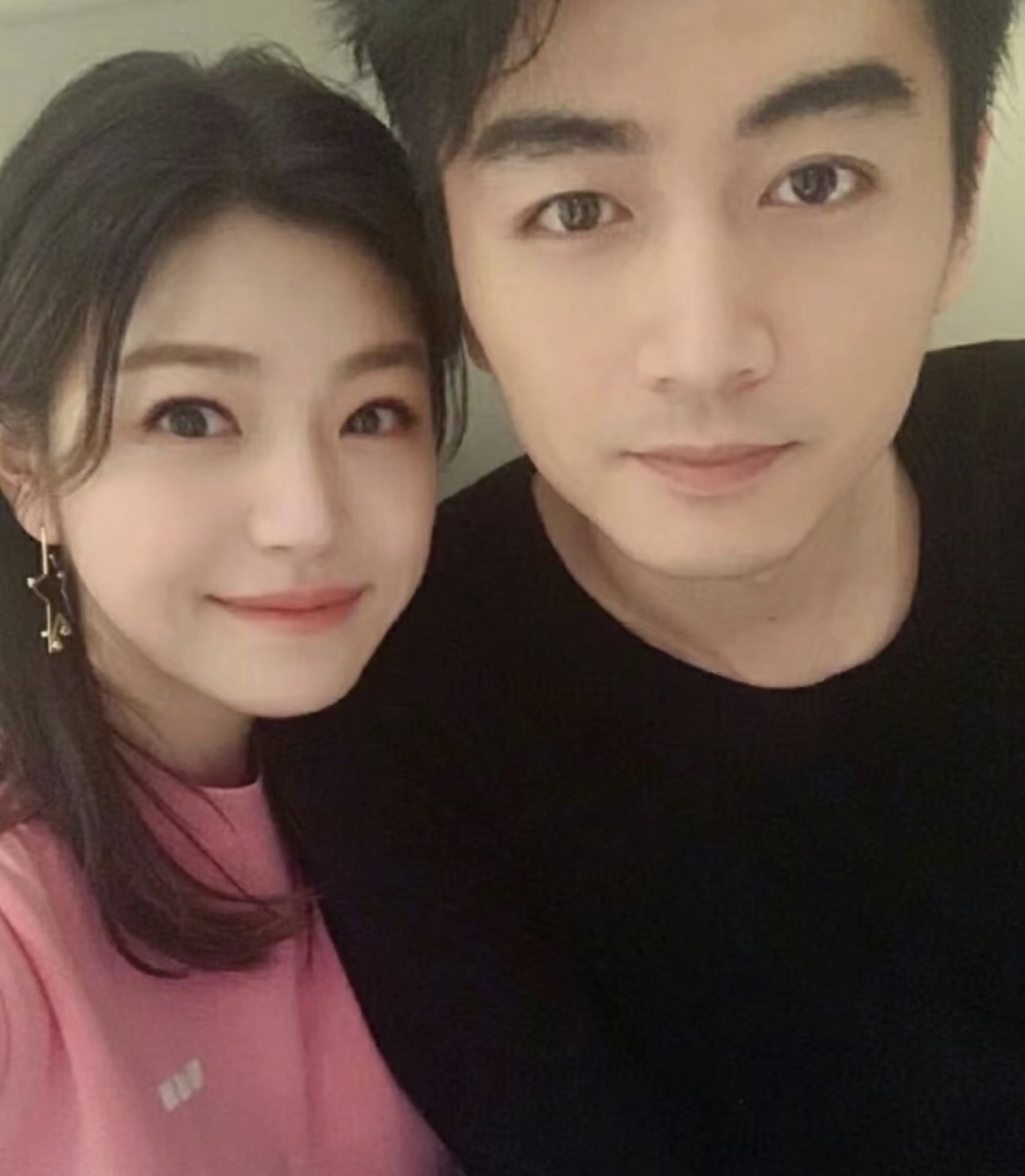 终于知道，
陈晓为什么和陈妍希分开了。
节目里，陈妍希看到冰箱里的葡萄，脸立马黑了，原因是她受不了东西乱放，她追着朋友，刨根问底问她为什么要这么放？

突然感觉她的性格控制欲有点强啊，因为她是娃娃脸，长相比较甜美，我以为她性格比较温柔那挂的。

而陈晓呐，属于内向不爱说话，这样看俩人分开，可能是性格