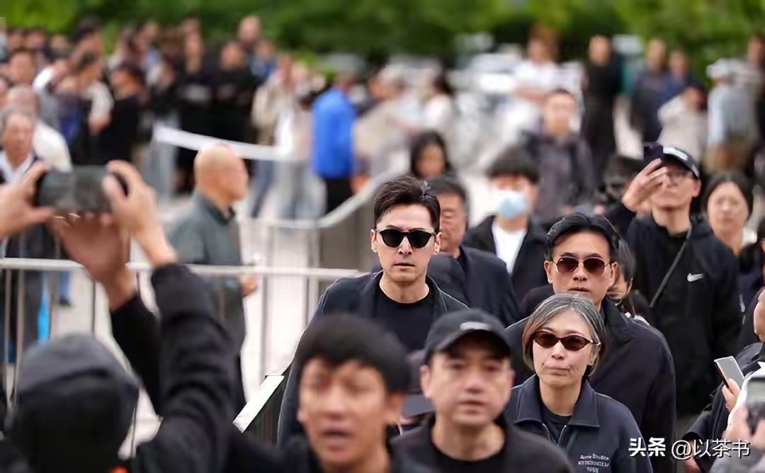 游本昌追悼会：陈龙哽咽，胡歌眼泪哭干，市民自发到场全埋头落泪 ​