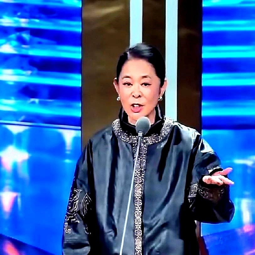 64岁倪萍顶着一口松垮假牙、满脸褶子去演刘姥姥，嘴唇兜不住风，腮帮子往下耷拉。

第一眼看过去确实让人倒吸凉气，但戏看进去几分钟，全场都被震住了。手往围裙上一擦，腰背没塌，眼神不飘，那是真市侩也是真通透。

同龄女星年过半百还在热搜上营销逆生长，拉皮填苹果肌，做个大表情都怕崩了线雕。看多了橡皮泥捏出