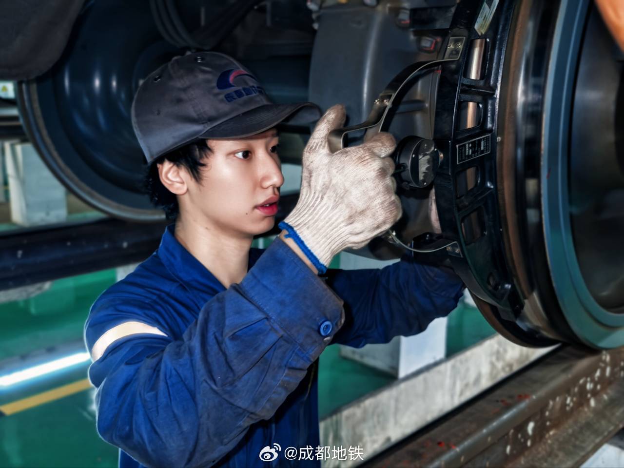 #轨道微光#以专业为尺、以专注为刃，于细微处精检细修，地铁“蓝精灵”用每一次俯身筑牢设备安全运行的坚实屏障。 ​