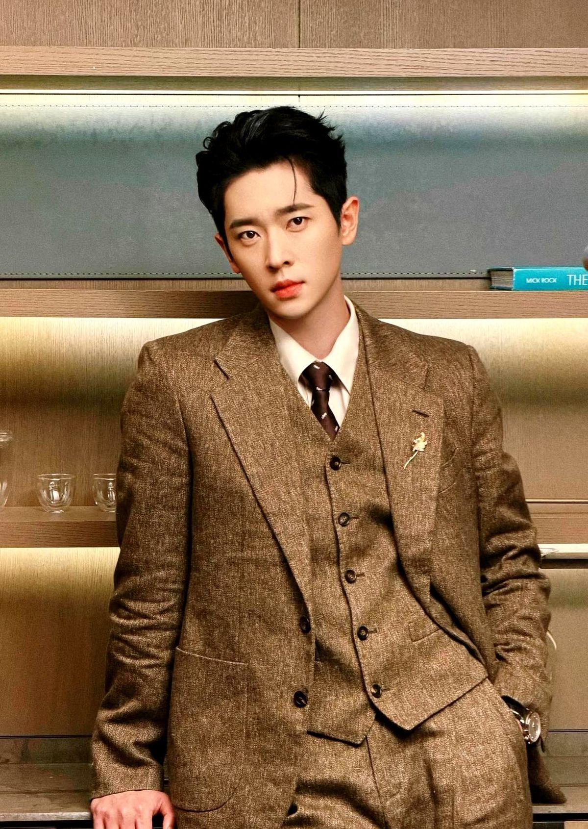 今年追剧最受不了的，是丞磊演的虞昶轩居然也演得这么好。

年初刚为张凌赫的大黑衣上头，夏天又陷在井柏然演的栾念追了尚之桃四年的执念里，结果最近栽在虞昶轩身上。

最狠的是那场烟花戏。他刚给心上人放完漫天浪漫的烟花，对方转身回去拿个披肩，紧接着一声尖叫——人就在他最有希望的当口自杀了。

刀子直接扎在