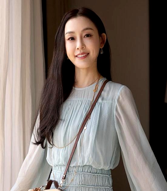 49岁的陈建州突发心梗，要不是范玮琪死死拦着没让他带孩子飞日本，人大概率就交代在万米高空了
 

他是职业运动员出身，平时打球健身，一身腱子肉，圈里公认的身体底子硬。原本定好行程要去日本谈商务，临出门前身体不对劲，被妻子强行劝阻退票，这才在陆地上抢回了一条命
 

人在突发疾病面前，真别拿过去的底子
