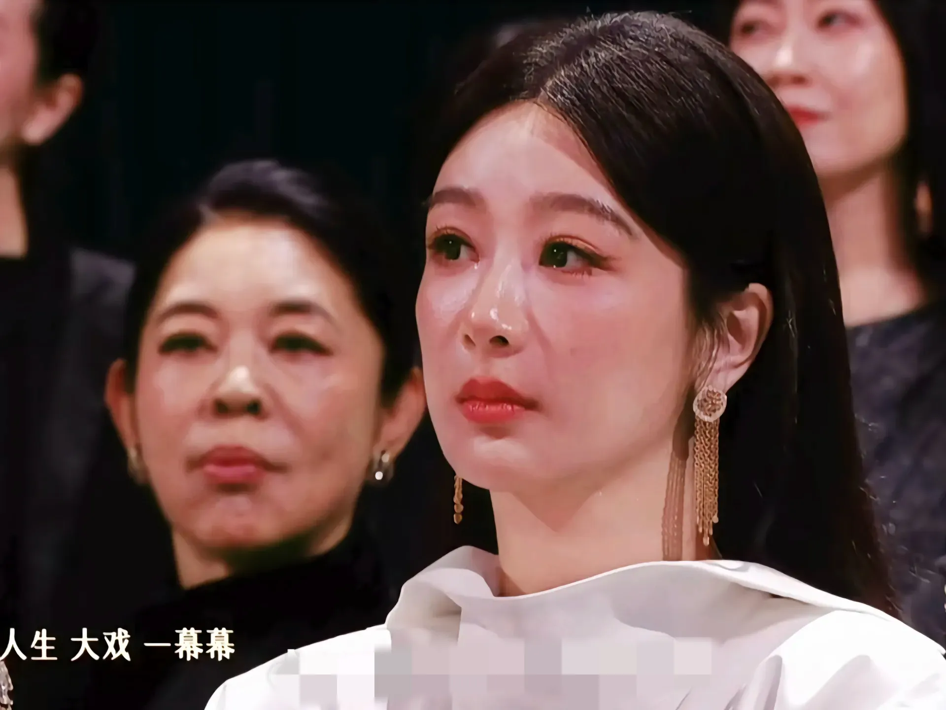 微表情是不会骗人的，
杨紫的表情已经出卖了她的情绪，
 
很明显能感觉到，杨紫的破碎感，她真的已经很努力的让自己表现的很自然、很淡然，但是眼睛还是忍不住红了，真的是强忍的泪水。
 
当宣布宋佳得奖的时候，虽然杨紫也很为宋佳开心，起身拥抱宋佳。
 
她为宋佳鼓掌的那个动作，手比脑子先动。
 
宋佳的名