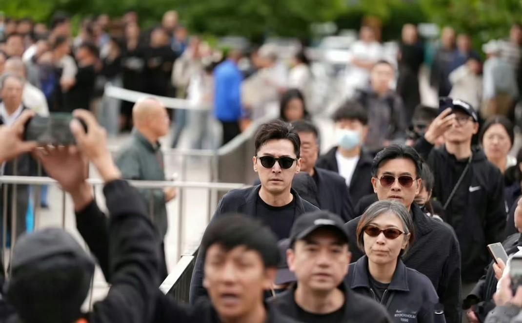 九十岁那年他把肉掰碎了吃，因为演的是爷叔，不是济公。这话搁谁身上都像段子，搁他身上，是一辈子的较真。
 
游本昌遗体告别仪式今天在八宝山举行，挽联写着&