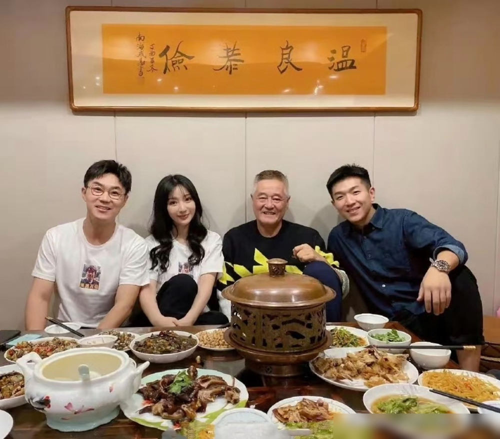 大鹏亲口说，他跟柳岩相识12年，连顿饭都没单独吃过。
听着冷血，但这就是真话。2019年宣传《受益人》，他直接撂了句：我俩之间有商业利益。柳岩也认，就是工作搭档，不是你们想的那种关系。
可你再往回看，柳岩被圈里排挤那几年，谁搭理她？只有大鹏，一部接一部拽着她拍。别人躲都来不及，他偏往上凑。
说