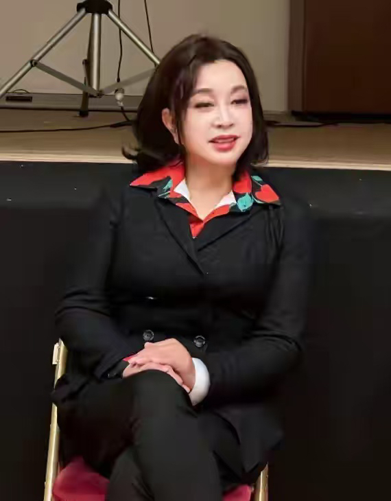 75 岁刘晓庆判了，风光半生，终究要为自己的 “欲望” 买单。2026 年 8 月 31 日，深圳中院二审驳回刘晓庆上诉，维持原判，将其追加为被执行人。事情起源于 2020 年，深圳王先生借给刘晓庆珠宝宁波有限公司 330 万元，双方约定 2021 年 3 月底全部还清。

这330万，她其实一分都
