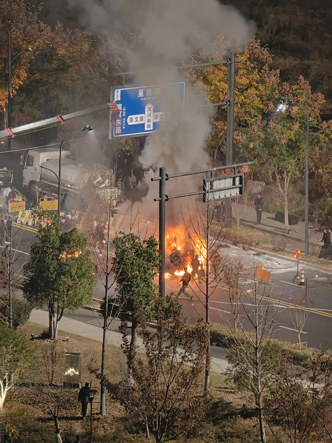 青山湖科技城 拍了一晚上的戏...