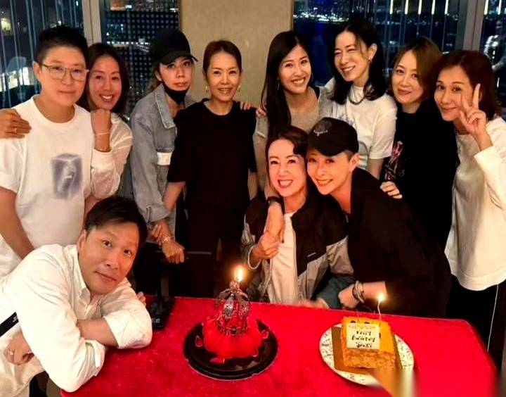 9月11日，钟丽淇被紧急送进香港中文大学医院的重症监护室。
梁靖琪中午拎着外卖去病房找她一起吃饭，她丈夫接起电话也匆匆甩下一句“她没事”就挂断了。
汤盈盈和周家蔚面对记者只回复多谢关心，那份中英文声明里提到的“艰难时期”具体指代什么病症至今没有对外公开。
这事儿透着一股说不上来的别扭。普通人谁不知道