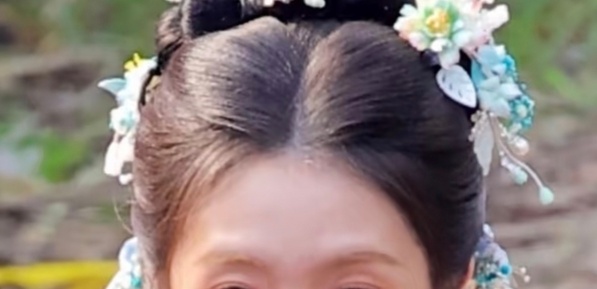 作为唯一主线唯一核心妆容妆造不该一直被敷衍，甚至让学徒去练手，李兰迪作为演员她认真敬业对待每一部剧，但每次得到的都是剧组的妆造敷衍次次强行自我不听取粉丝正向意见一味执着于网红妆。
李兰迪不是爱豆且演员不需要舞台的大浓妆剧里更不需要这种写真影楼妆，请放弃or修改优化李兰迪脸上大面积嫌 ​