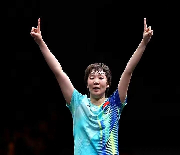 日本队主教练公开评价王曼昱已是历代最强，技术能力已经接近男性球员水平。
而身边不少选手往往不到二十岁就早早触及了技术上限。
她后续能否真正彻底追平张怡宁，眼下各方其实还没有一个统一的结论。
在乒乓球这项运动里，真正让对手感到难受的，从来不是一开始有多猛，而是这个人一直在涨球，根本看不出上限在哪。
很