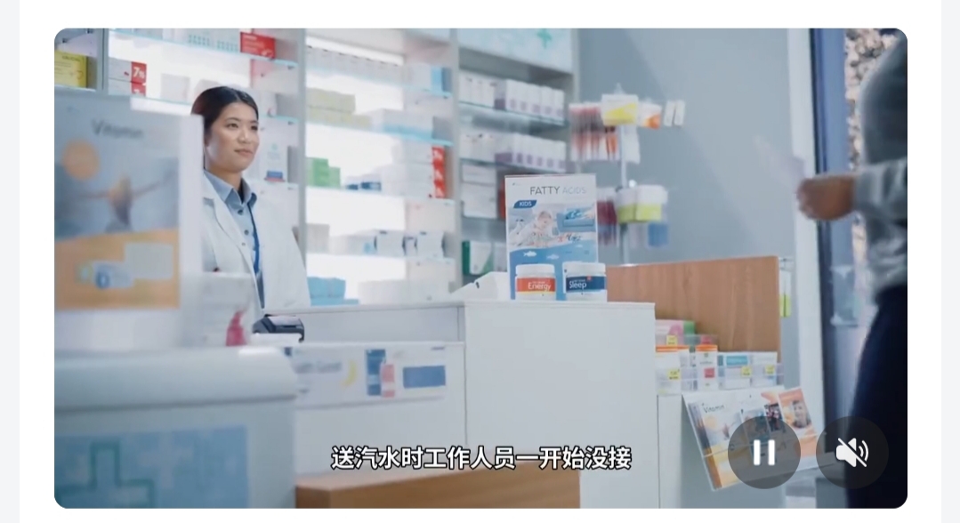 一罐售价1.9元的健力宝汽水，近日把佛山一家医院的药房工作人员推到了舆论的风口浪尖。一张广为流传的12345工单截图显示，一名返院复诊的老患者主动给工作人员递了这瓶汽水，转身就拨打热线举报对方“违规收礼”，事件曝光后立刻引发全网热议。根据卫健部门及医院发布的核查通报，这起事件实际发生在2022年，涉