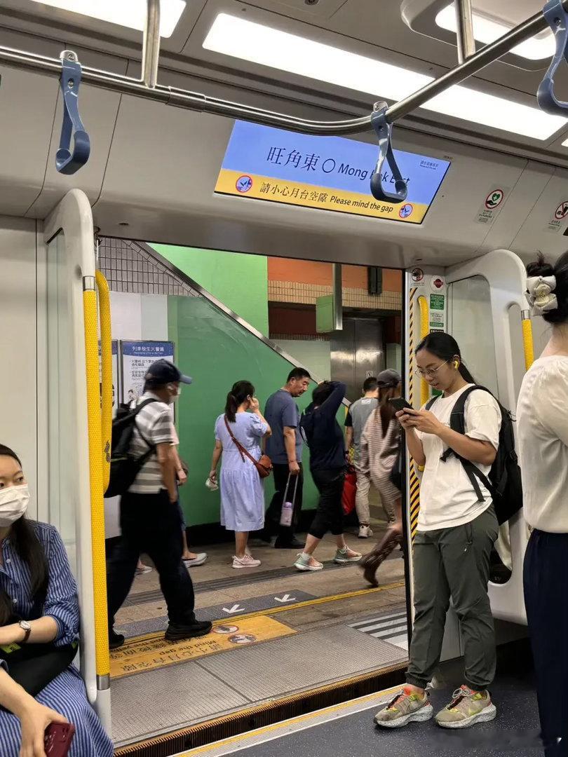 香港比内地有钱，为什么感觉生活品质不如内地？

香港随便一个出租车司机都能带劳力士，但是一辈子都不太可能住的上五十平的房子，放到世界上任何一个别的地方都算是奇观了。

贵的根源在于畸形的房地产，房租铺租高，卖的东西哪能便宜？

90后经常看港剧的都有印象，他们的住房真的很紧张，一家五六口 ​