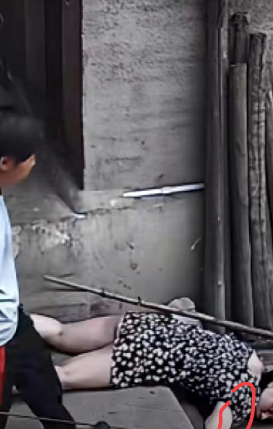 妻子摔倒丈夫不扶反拽肩怒斥，这二十秒的视频根本不是夫妻拌嘴，而是把隐性...