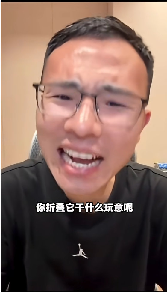 就像当年苹果背叛了乔布斯，出了超过3.5 英寸屏幕的iPhone 5。如今苹果再次背叛了为自己出生入死的战士贞德：户圣 ​