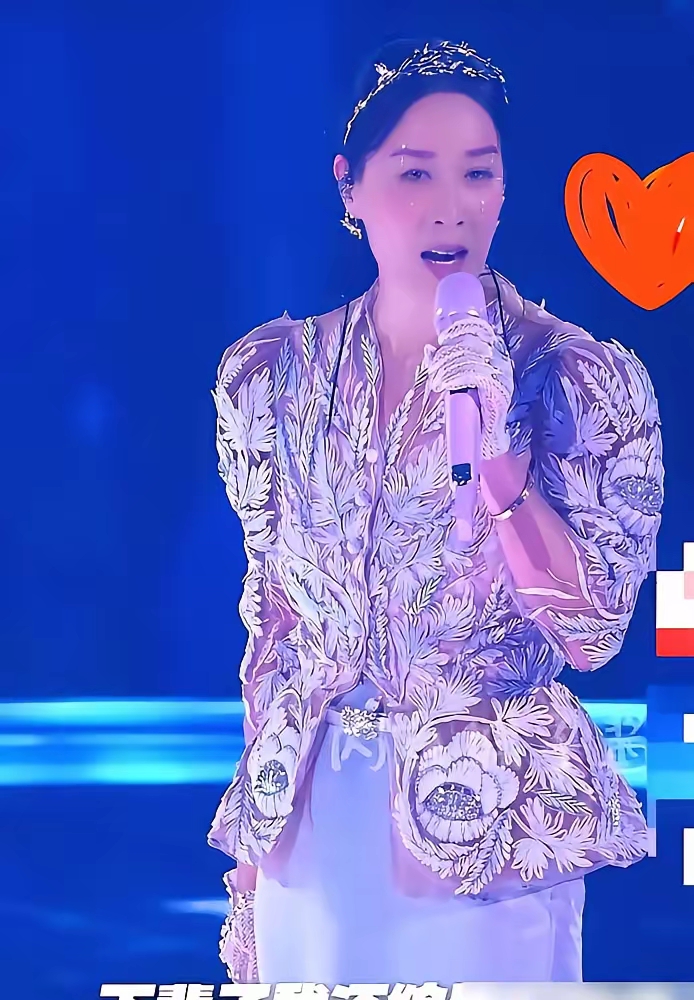 那英在南京演唱会上唱到一半，突然停下来冲台下大喊“你举那破牌子写的啥”，镜头一摇过去三个大字“真好听”，全场笑炸，她当场跺脚笑骂这人话糙理不糙。
 
整场没有固定剧本，全是真实临场反应。反观部分流量艺人，上台喝水都要看提词器，表情动作全提前设计，生怕人设崩塌。

汪峰敢把麦递给跑调粉丝，五月天台上随