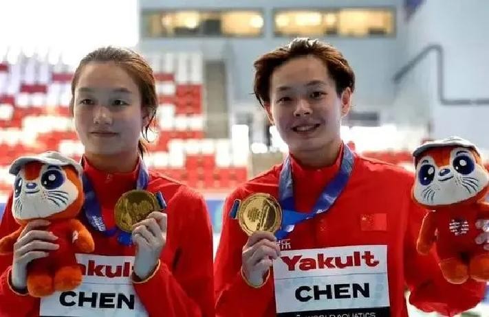 名古屋亚运会中国单日狂揽12金，18岁严子怡一投70米46碾压日本奥运冠军，17岁陈妤颉大雨中200米摘银，王曼昱4比2掀翻孙颖莎，中日金牌差距还在拉大。
严子怡站在助跑道上，第一投掷出70米46，直接刷新亚运会纪录。随后她放弃了剩余五次试投，坐在场边看着日本奥运冠军北口榛花一次次助跑、投掷，最终只