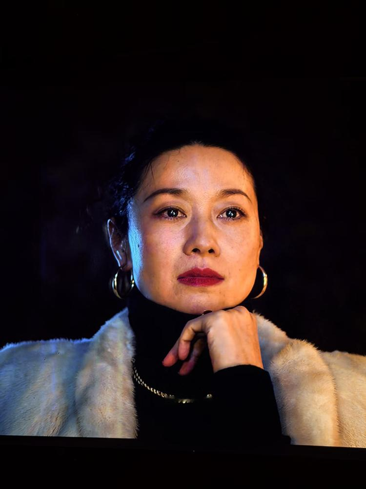 马伊琍这张脸往镜头前一怼，弹幕直接炸了。
眼角细纹、法令纹全在，没磨皮没滤镜，连粉底都像没打匀。可就是这张脸，一个眼神压得对手戏演员接不住。有人说她老了，她回了一句：我喜欢现在的样子。
再看同龄女星，还在跟医美死磕，下巴尖得能扎人，表情僵得笑不开。马伊琍偏不，顶着原生态的脸演中年女人的崩溃、算计