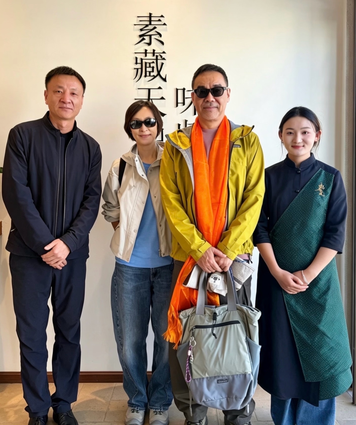62岁刘青云和老婆郭蔼明在西藏旅游被偶遇，夫妻俩都素颜朝天，他身着亮黄色户外冲锋衣搭配亮眼的橙色围巾，佩戴墨镜，手中拎着户外背包，是典型的出游休闲装扮，状态挺好的。郭蔼明她穿着浅灰色连帽外套搭配蓝色内搭与牛仔裤，同样佩戴墨镜，状态松弛舒展，身材很瘦，留着一头短发，气质出众！
夫妻俩一直选择丁克生活，
