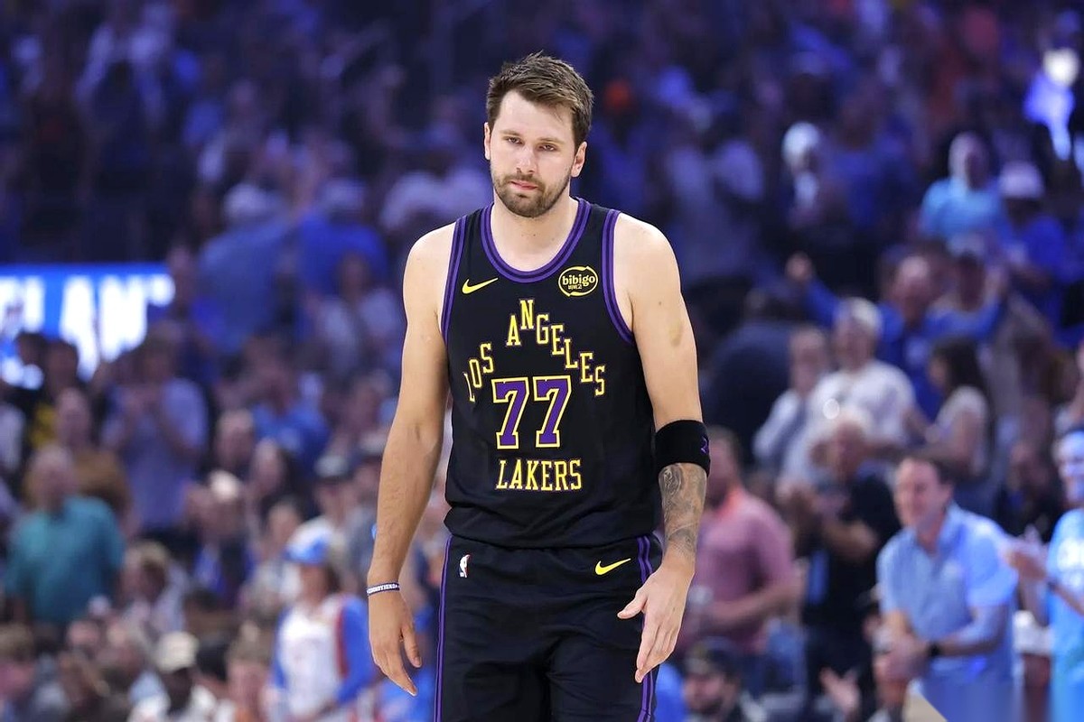 湖人这场球输得有点蹊跷，甚至让人闻到了一股“算账”的味道。 这边哨声刚...