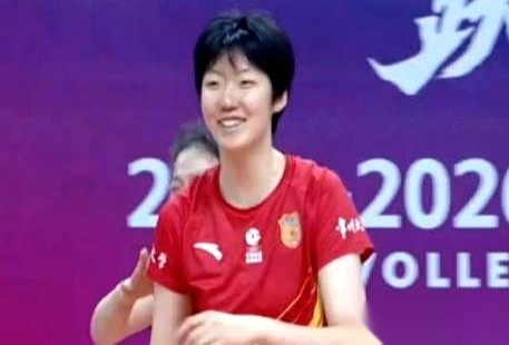 2026年爱知·名古屋亚运会女排小组赛打哈萨克斯坦，中国队12人名单里有11人先后登场。
唯独17岁的副攻郭中楠从始至终坐在替补席连外套都没脱，而就在9月4日的调整名单里，她刚顶替王媛媛等人压哨入围。
接下来面对日本和泰国的淘汰赛，这名还没跟二传张籽萱在实战里建立快球节奏的第三副攻，到底能不能临时顶