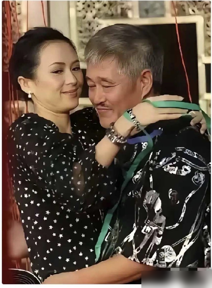 一张合影，俩人笑得比哭还难看，章子怡嘴角是僵的，赵本山眼神是飘的。评论区直接炸了：这塑料人情，装都懒得装。
可你去翻翻旧账，这俩人还真不是没交集。08年春晚，章子怡唱歌，赵本山演小品，同台不同框。11年赵本山搞《星球会议》，章子怡差点演嫦娥，后来换了人。
再往前，2010年就有报道，俩人私下早认