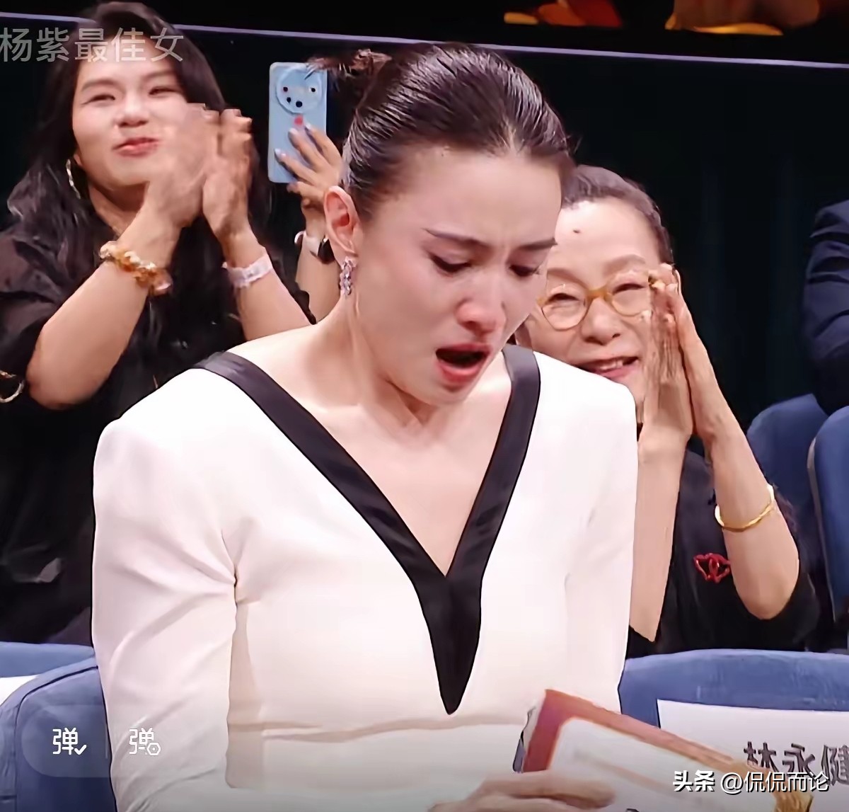 这次金鹰奖最佳女主应该是真实的，看宋佳的表情就知道了，提前不知道的，同时被提名的杨紫、闫妮、马伊琍、吴越等哪一个不是实力派演员，当拿到获奖证书时，她也是情绪失控了，时隔14年再次拿到这个奖项了，后面的老艺术家奚美娟热烈的掌声，这也是对她的作品最有力的认可。
