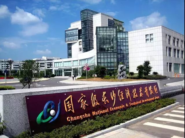 长沙一公司每周上班三天半，月薪7000元，负责人：希望员工有时间谈恋爱。
 
这家位于长沙的公司推出的作息制度，在网络上引发大量讨论。每周只需要上三天半的班，每个月薪资稳定给到七千。很多网友看到这条消息，第一时间都会觉得羡慕，羡慕这种能兼顾收入和个人生活的工作模式。
 
负责人介绍，制定这样的工时安