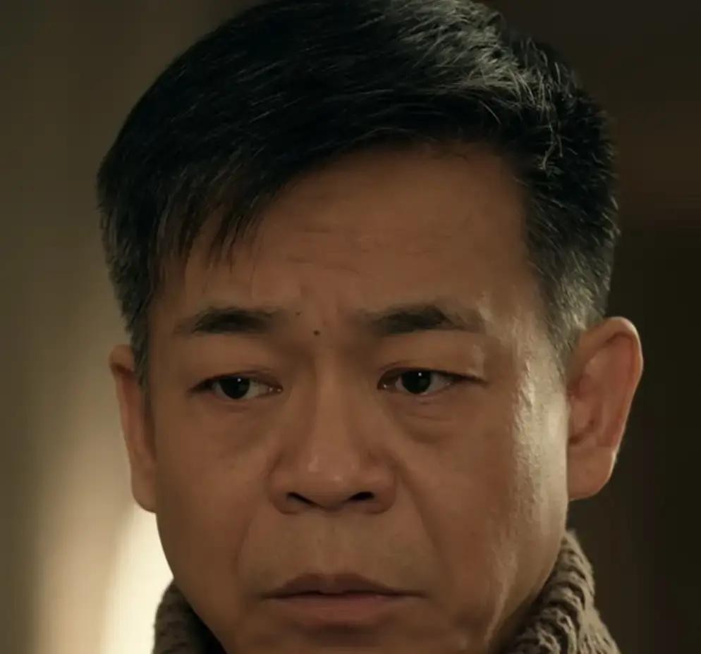 孙浩拼尽全力吹出最后一口火，整个人如同抽干了力气般重重倒在戏台上

没有歇斯底里的干嚎，就凭那渐渐黯淡却透着不甘的眼神，一个老艺人对秦腔入骨的痴迷和悲凉，直接把人看破防了

可谁能想到，把苟存忠演成全剧天花板的孙浩，在《主角》里的真实待遇却惨得让人火大

原著里那么丰满的一个长辈角色，把忆秦娥当亲闺