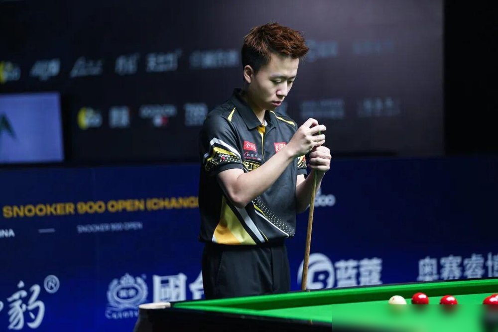 三个月没摸球杆，上来就把职业斯诺克选手打成了10比2。
长沙这场900公开赛，决赛对手江俊，正经打斯诺克的。郑宇伯呢？中式台球出身，四强里唯一的“外行”。
结果上半场直接7比2，还轰了杆111。下半场更狠，两杆70+收工，30万奖金装兜里。
半决赛他逆转，决赛他碾压。别人练了三个月，他歇了三个