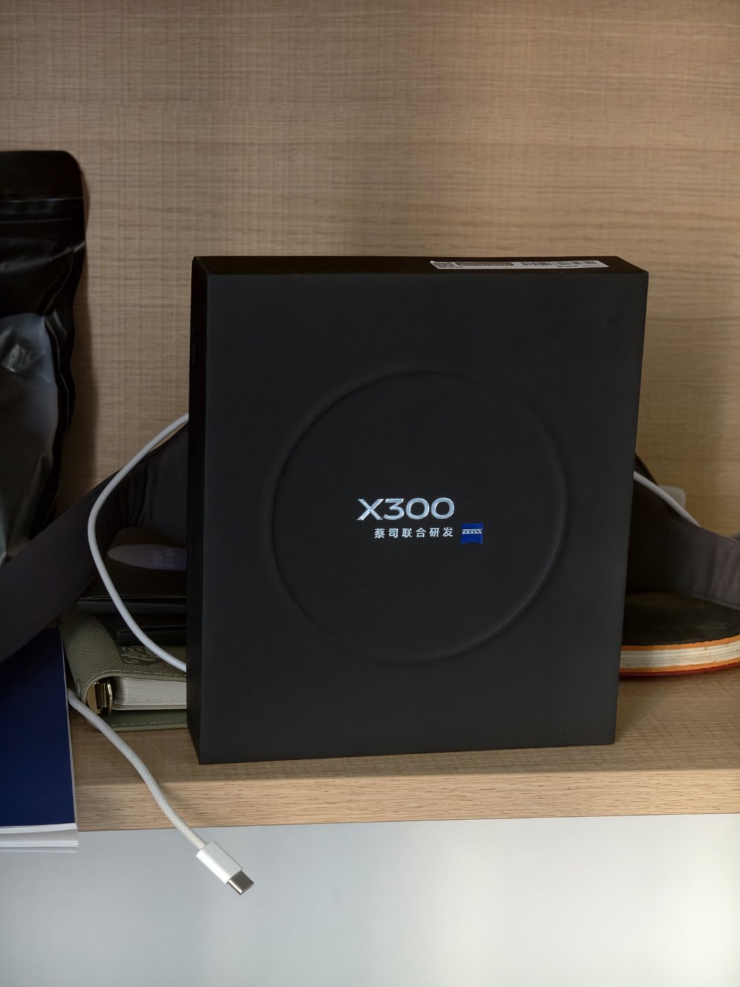 vivo x300 16+512已出关注1287天的粉丝[收到]3000，参考闲鱼和回收平台，应该还算合理[收到]我一般换手机都是送亲戚，除非没有亲戚可以送了，其次就是粉丝知道我换手机之后会来问我，我就选了一个关注比较久看起来比较靠谱的粉丝成交[收到]刚用酒精擦了一下，超亮[流鼻血]三年后见啰[手指比心] ​