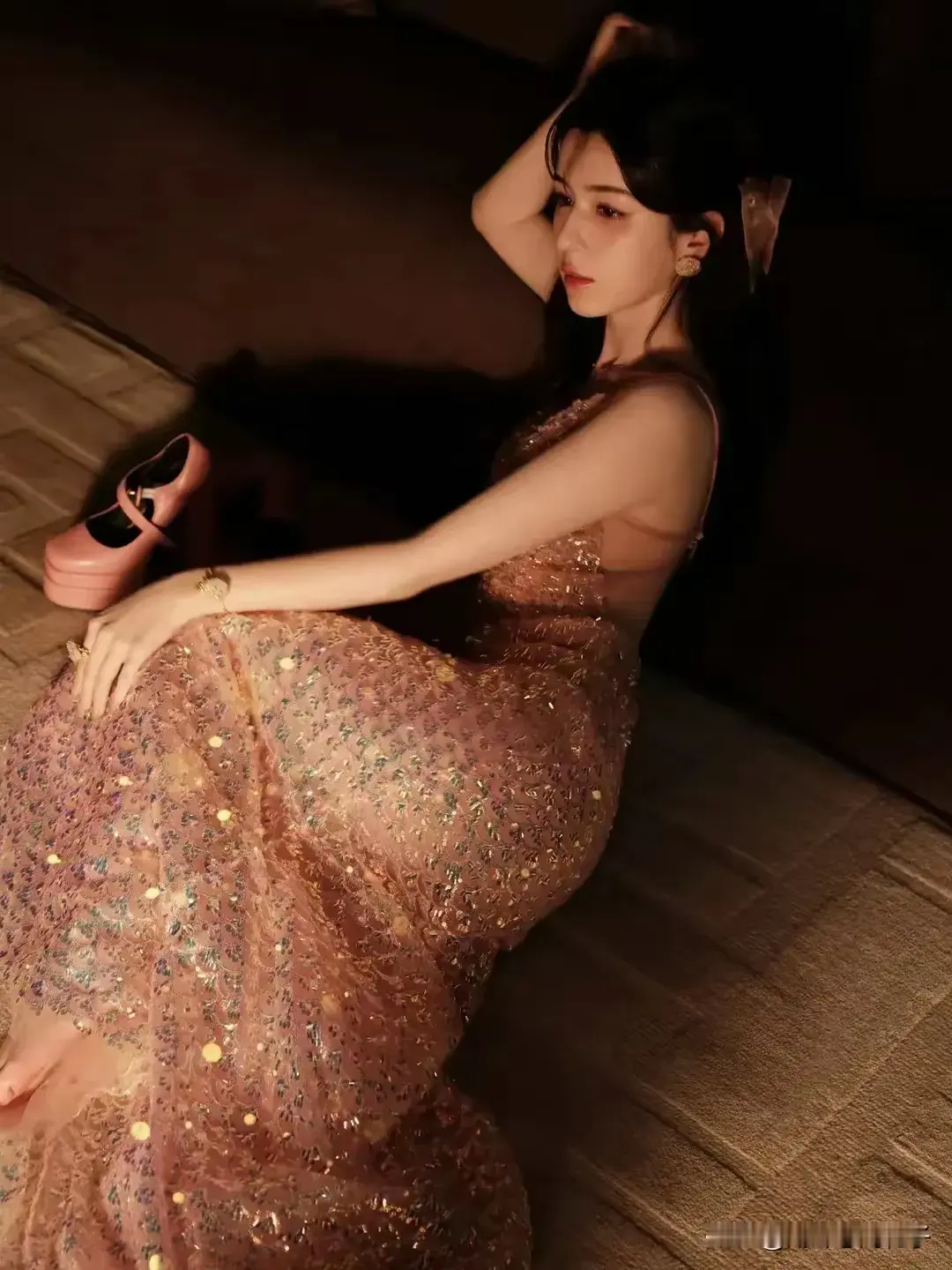 哈尼克孜大胆透视裙肥臀很漂亮诱人，萝莉型的美女