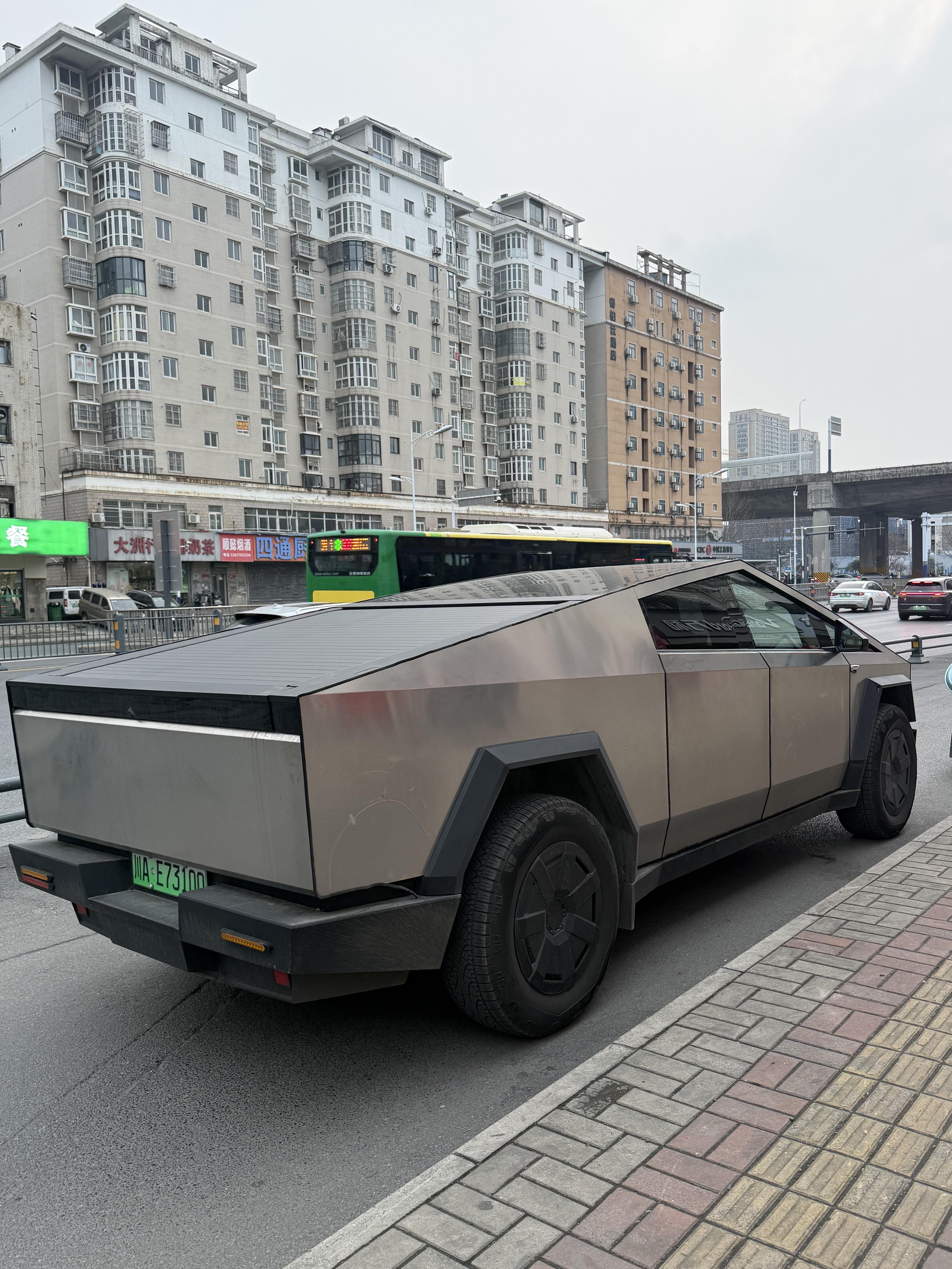 合肥惊现一辆特斯拉赛博皮卡 近距离感觉这台公路大怪 不锈钢科幻造型 车长快六米 车重三吨多 稀有程度不亚于一辆顶级限量超跑【来自懂车帝车友圈】