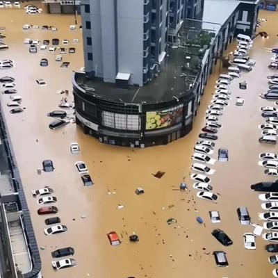 暴雨过后一堆财产损失！泉州车主、业主扎堆理赔，这些扯皮坑点很多人踩过！
车辆泡水、房屋家装被毁，什么赔什么不赔，报案渠道、维权方式讲透，不少争议值得所有人警醒！一轮极端暴雨席卷泉州之后，地下车库进水、路边车辆被洪水冲走，低层住宅进水，家具家电、装修泡坏，还有部分墓园墓穴损毁，大量普通家庭实实在在蒙受