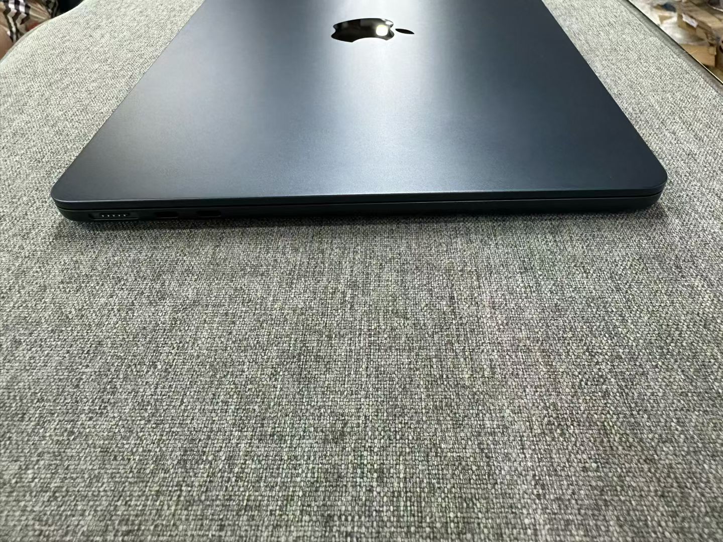 【豆花数码】
MacBook Air 13寸（M5）港版
配置：M5（10核+10核）+ 24G + 1T
成色95新（电池循环5次）
保修到27.6.2
配件齐全
- 午夜色 11199 ​