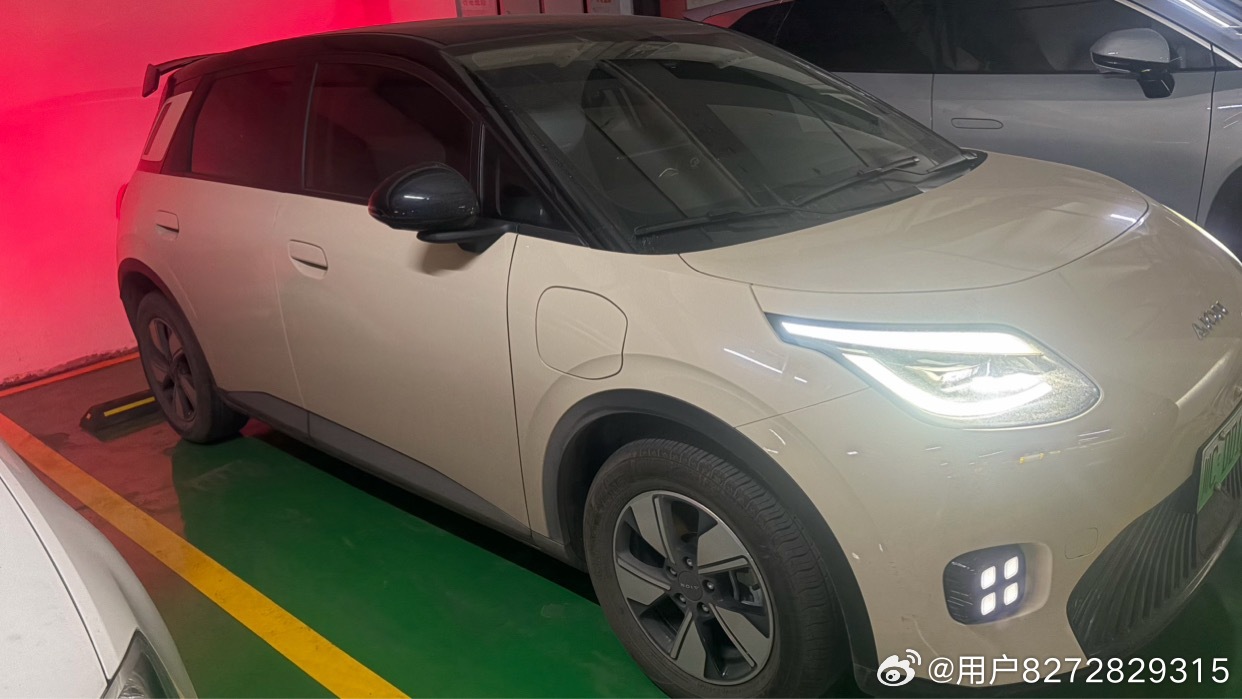 埃安UT 530宁德版终于正式焕新上市！趁着成都车展，我专程到展台打卡看实车，顺便了解了最新价格与权益，第一感受就是诚意满满。对比同价位车型，这个定价很贴合我的心理预期，性价比很能打，已经在琢磨心仪配置
现场近距离感受薄荷冰绿实车，车漆质感清爽耐看，肉眼看比图片更出彩。坐进车内体验，越 ​