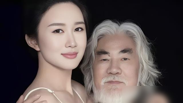 75岁老头在直播间擦汗，44岁老婆宣布要生第五胎。
张纪中坐在那，基本不搭话，杜星霖全程控场，说备孕，说要个男孩。底下评论炸了，她面不改色。
俩人加起来快一百二十岁，家里四个孩子，最小的去年十月刚落地。张纪中自己说过，这么拼着带货，是因为孩子教育开销太大，停不下来。
镜头里他常低头，擦汗，偶尔