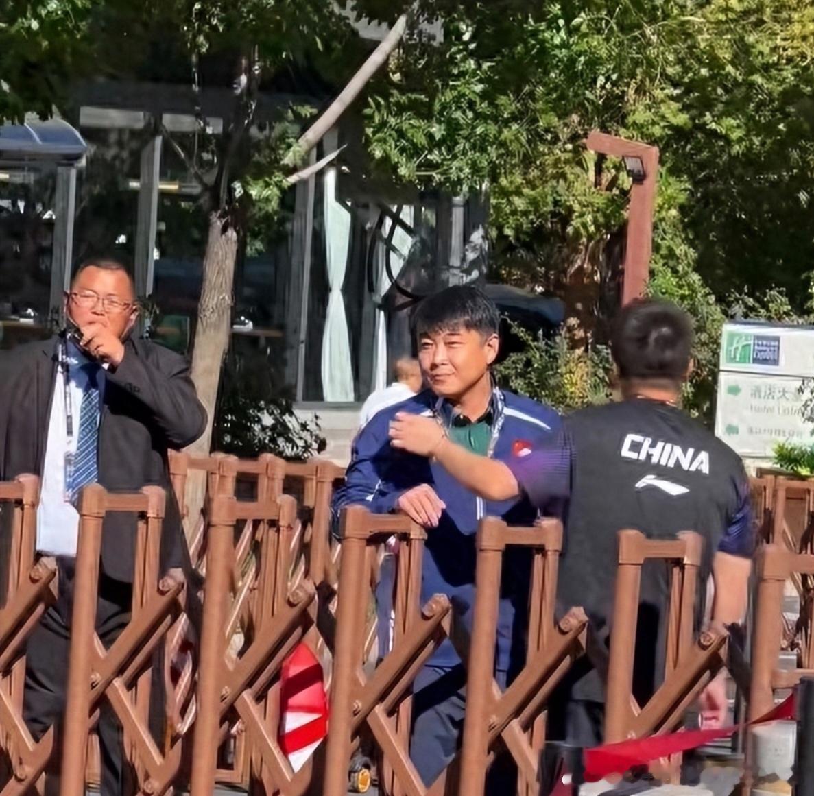就在昨天，中国乒协发出一份通报，会加快推进赛场准入制度，还赛场以正常有序的比赛环境。根据这份通报来看，在未来的未来，凡是曾经有过不良记录、被拉入到黑名单的球迷将被禁止进入赛场，无法到现场去观赛。
​此前一天，王皓在参加完北京首钢园的一场比赛，正常离场时，遭到守在门外的部分极端球迷 ​