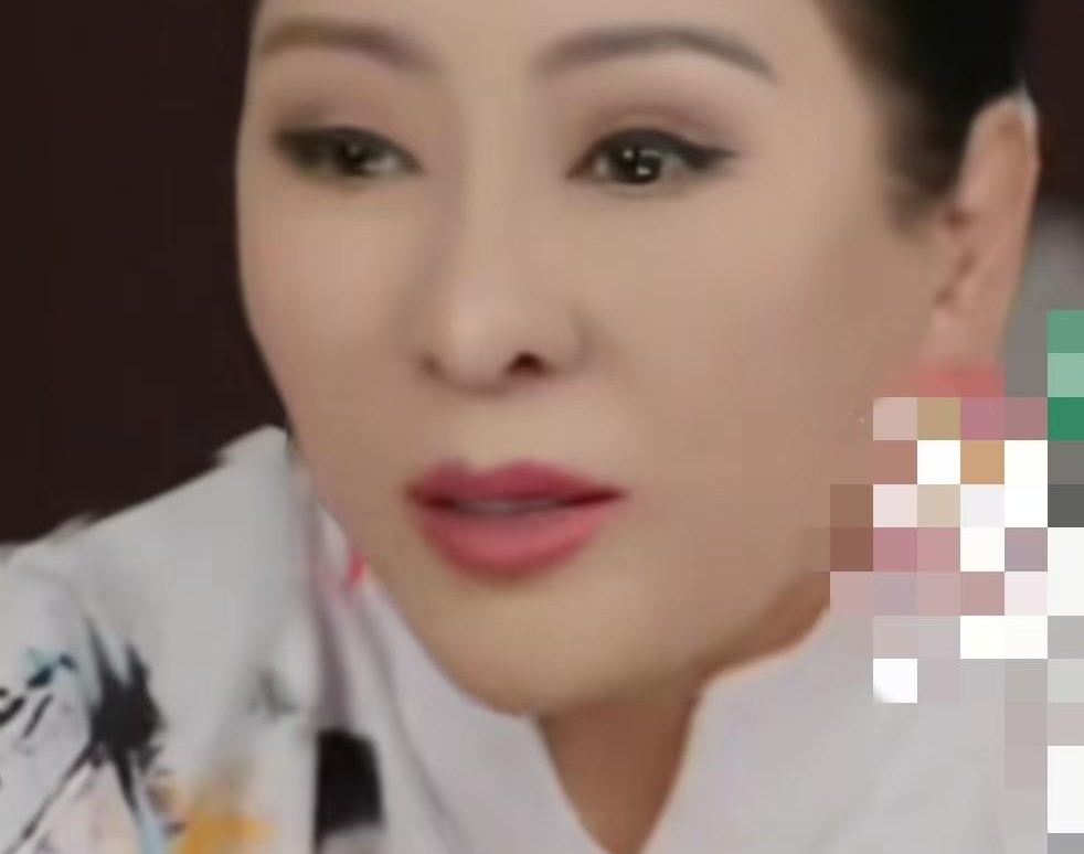 考上伦敦艺术大学，读一年却背着吉他退学，换你你慌不慌？张智霖儿子这事，真把不少家长看沉默了。

向太之前聊起，袁咏仪拦都拦不住。孩子不啃课本，偏要搞乐队，还在爸妈广州、上海演唱会上上台弹吉他。台下观众举着灯牌，他手里一把琴，倒真像找到地盘了。

袁咏仪早说过，没看到天分，绝不硬铺路。张智霖也吐槽，儿