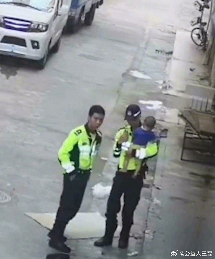 两位民警靠毛毯英勇接住坠楼婴儿，成功救出小生命，这份奋不顾身的勇气与救助能力令人敬佩，为他们的善举点赞[赞] ​