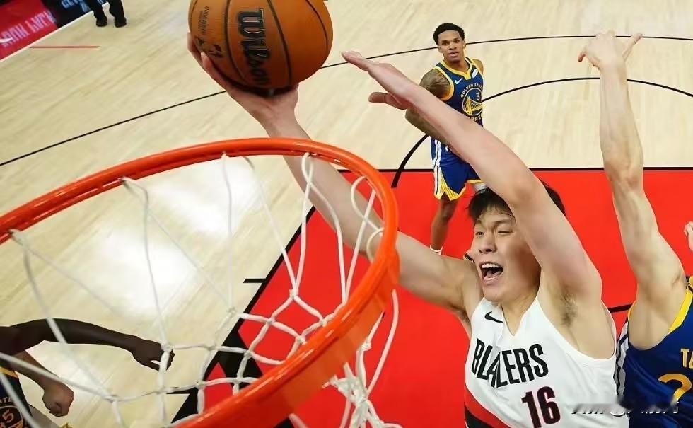 你认为杨瀚森在NBA的上限在哪里？

先说结论：杨瀚森的上限，是一个场均12+8+4的进攻轴心型首发中锋。但能不能摸到这个天花板，取决于两件事——投篮能不能练出来，以及他能不能挤进开拓者的轮换。

先看他的底子。

裸足身高2米16，臂展2米20，站立摸高2米82，手长25厘米、手宽28厘米，手掌大