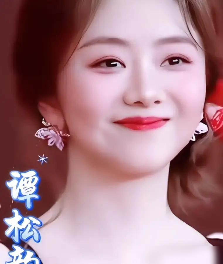 谭松韵和李小萌顶着一张娃娃脸进组，直接被场务当群演往外轰，连工牌都不看。
后来俩人还真就演了一对亲姐妹。围读剧本那几天，李小萌盯着谭松韵的眼睛看，说咱俩这张脸，演姐妹不用化妆都像。谭松韵回了一句，像归像，路得各走各的。
实拍时谭松韵故意压着嗓子说话，语速放慢半拍，眼神往下沉，硬是把姐姐的轴劲儿磨