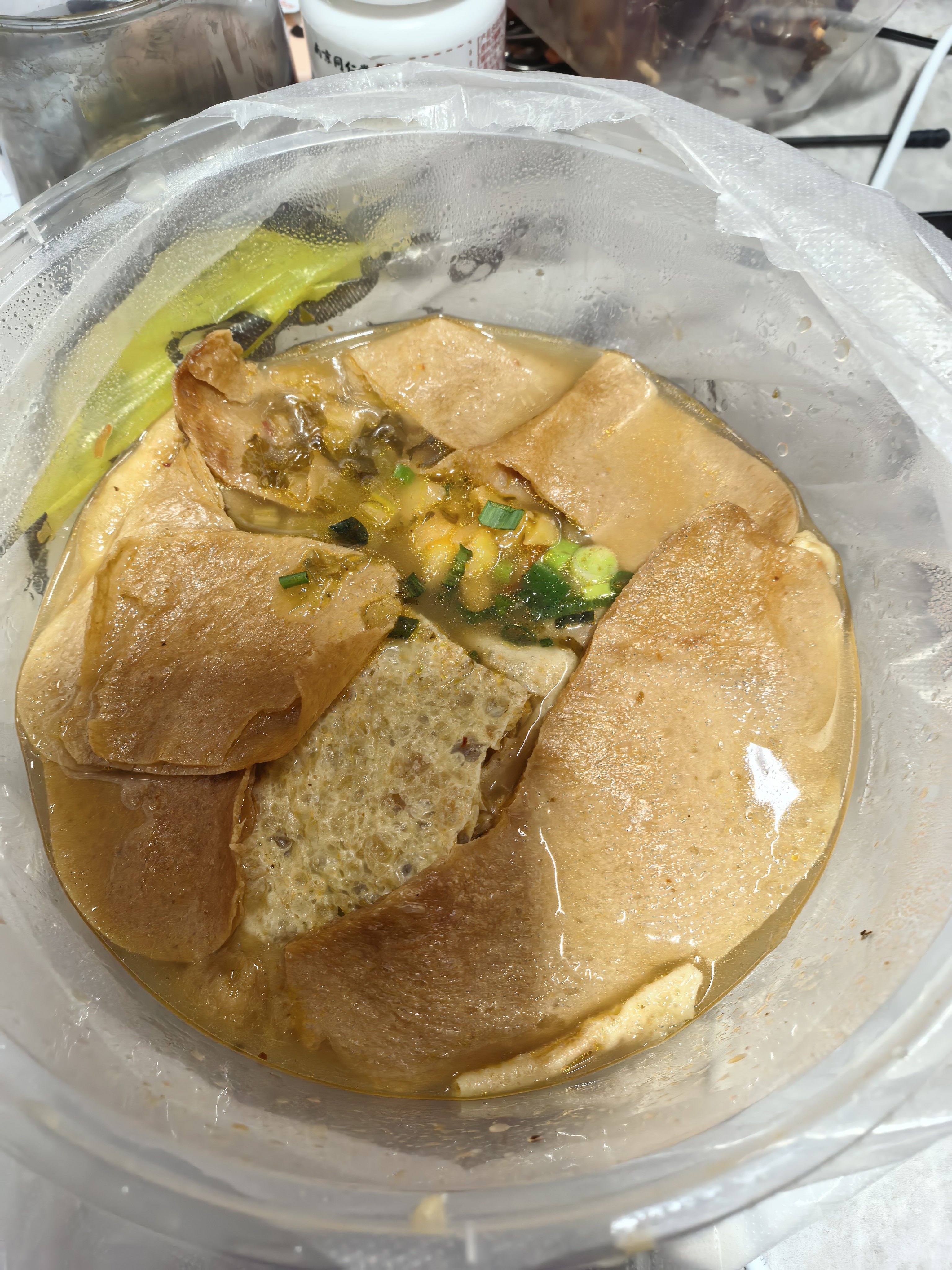 太饿了，点了个南昌水煮。快十年没吃到这个叫脚板的豆制品了。之前南昌读书的时候特别喜欢买炸的脚板，外面很脆，里面是软的。离开南昌以后，确实没有再吃到过。 ​​​