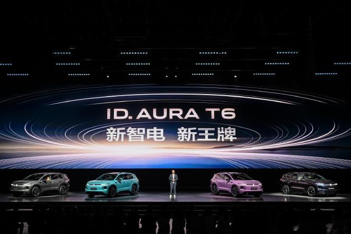 #一汽大众回应易立竞10连问#8月28日，一汽-大众ID. AURA T6开启预售，价格13.59万元起。这次大众的智能化确实跟上来了，属于行业第一梯队，这个尺寸的纯电SUV做到这个价格也不多见。

先来说说云栖座舱，车内配备15.6英寸2.5K中控屏加AR-HUD，芯片4nm制程，流畅度跟高通8295P接近。AI交互也比较实用： ​