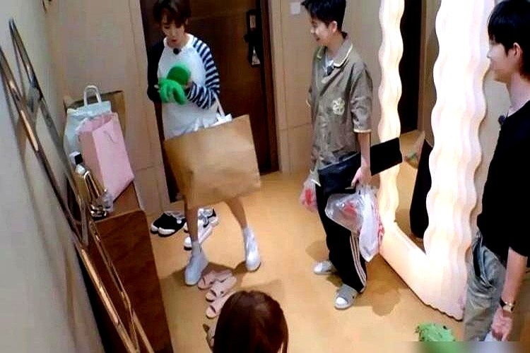 谢楠去陈妍希家串门，进门时手里自己拎着一双厚底拖鞋。

原因挺实在，上次她来的时候，嫌人家家里的拖鞋底太薄，穿得硌脚，这次干脆自己带了。

这事换别人可能心里会有想法，但陈妍希完全没觉得被冒犯，两人特别自然地换了鞋。

其实当年陈妍希办婚礼出乱子，就是谢楠冲上去救的场。

现在陈妍希在巴黎看秀，谢楠