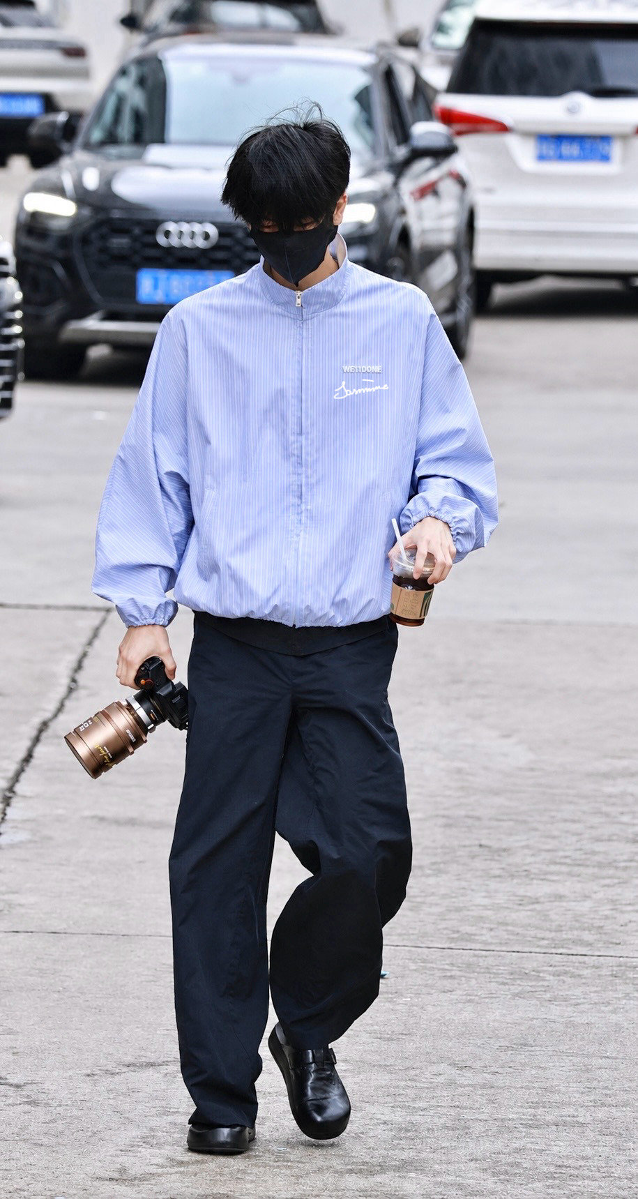 虽然还是睡不醒状态
走路的样子好优雅
是真真的小公主👸🏻
今天一切顺利哦[抱一抱]
#张凌赫# ​