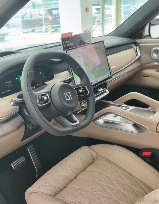 智驾最好的新能源SUV，真到给家里挑车那一步，问题会变得很具体：这套智驾敢不敢天天用，走得稳不稳，万一真撞上，车能不能把人护住。算力多大、硬件多少颗，是回答这三个问题的材料，而不是问题本身。家庭买车不是尝一次鲜，而是未来若干年每天都要用到的功能，稳定与安全的分量自然排在参数前面；对 ​