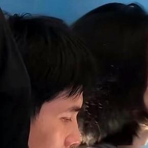 在到处充斥着违约金、阴阳合同和对簿公堂的娱乐圈，竟然真有人靠着一句口头承诺，结结实实绑定了整整三十年。
现在的艺人和经纪团队，防贼一样防着彼此，合同厚得像砖头，最后解约时还不是撕得满地鸡毛？
可陈家瑛管着王菲，中间连一张薄纸都没签过。
前段时间外面疯传王菲要在鸟巢开什么“归途”巡回演唱会，甚至