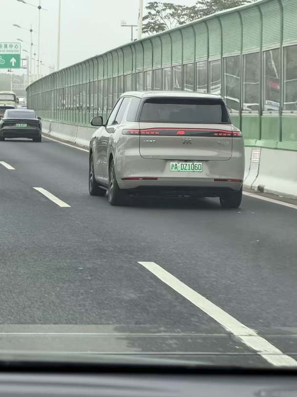 带尾灯的智己LS8见过嘛？就说你们买到盗版了[偷笑R][偷笑R][偷笑R]#安全才是最大的豪华 #智己LS8 #尾灯 #智己ISC智慧语灯