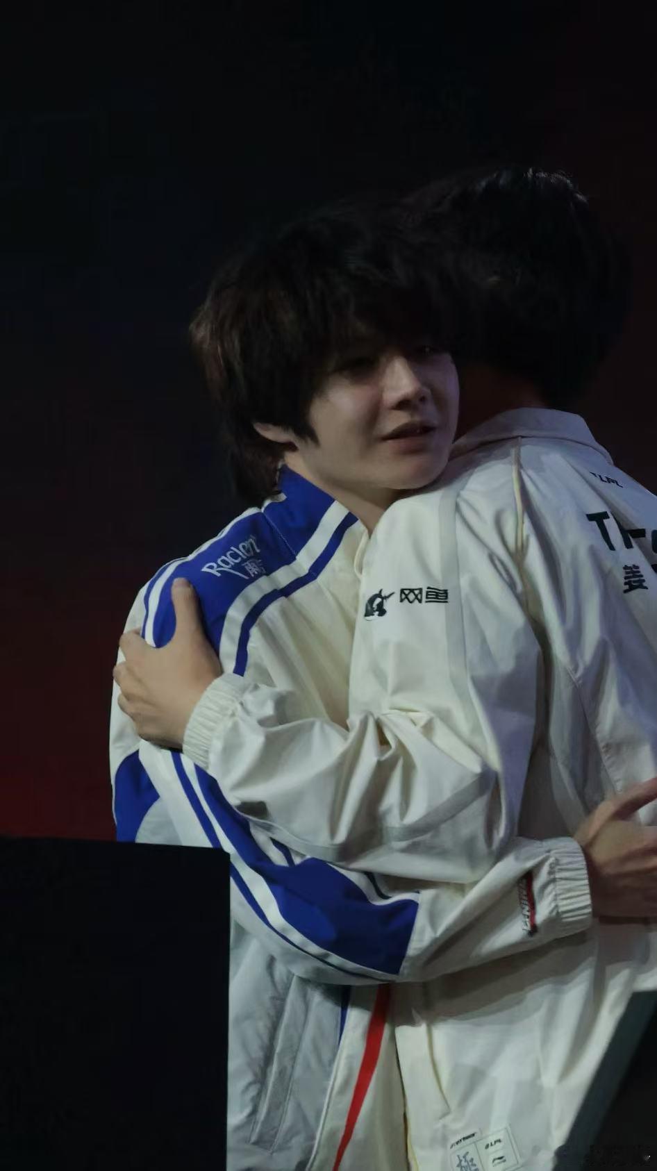 #TheShy赛后拥抱Crisp#泪目了555这两队要是可以一起进该多好555我的23夹 ​