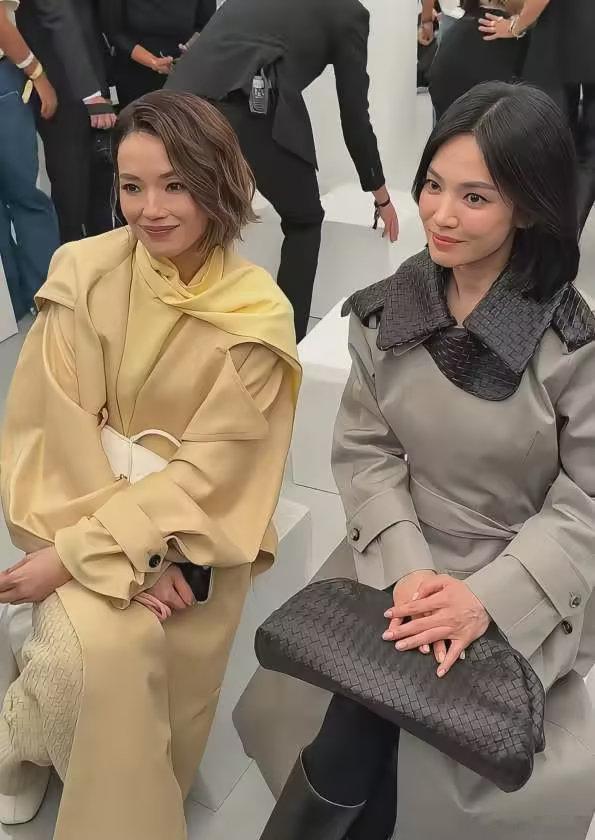 米兰时装周：袁泉撑住外媒镜头，田曦薇、倪妮发散美貌，杨幂大方得体 ​